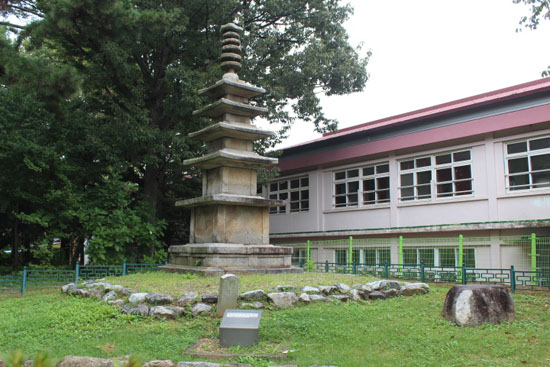 발산초등학교 뒤뜰의 보물 석탑. 이 석탑이 이곳에 놓이게 된 것은 일제 강점기 당시 이 학교 건물을 자신이 운영하는 농업회사 사무실로 사용한 일본인이 자기 마음대로 우리나라의 문화재들을 옮겨와 자신을 위한 장식물로 사용한 때문이다.