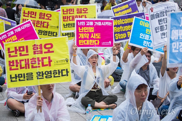  16일 오후 서울 종로구 보신각 앞에서 국제앰네스티 한국지부, 난민인권센터, 경기이주공대위 등 난민지원단체의 주최로 ‘난민과 함께하는 행동의 날’ 행사가 열리고 있다. 