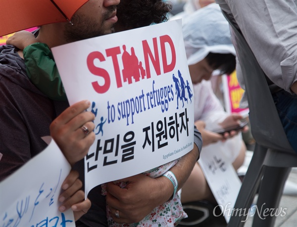  16일 오후 서울 종로구 보신각 앞에서 국제앰네스티 한국지부, 난민인권센터, 경기이주공대위 등 난민지원단체가 주최한 ‘난민과 함께하는 행동의 날’ 행사가 열리고 있다. 