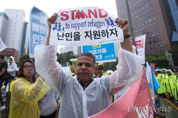  16일 오후 서울 종로구 보신각 앞에서 국제앰네스티 한국지부, 난민인권센터, 경기이주공대위 등 난민지원단체가 주최한 ‘난민과 함께하는 행동의 날’ 행사가 열리고 있다. 