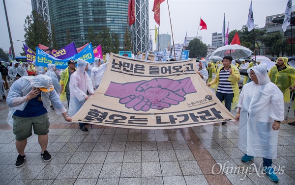  16일 오후 서울 종로구 보신각 앞에서 국제앰네스티 한국지부, 난민인권센터, 경기이주공대위 등 난민지원단체들이 난민 신청 체류자 등이 참석한 ‘난민과 함께하는 행동의 날’ 행사를 마치고 청와대를 향해 행진하고 있다. 