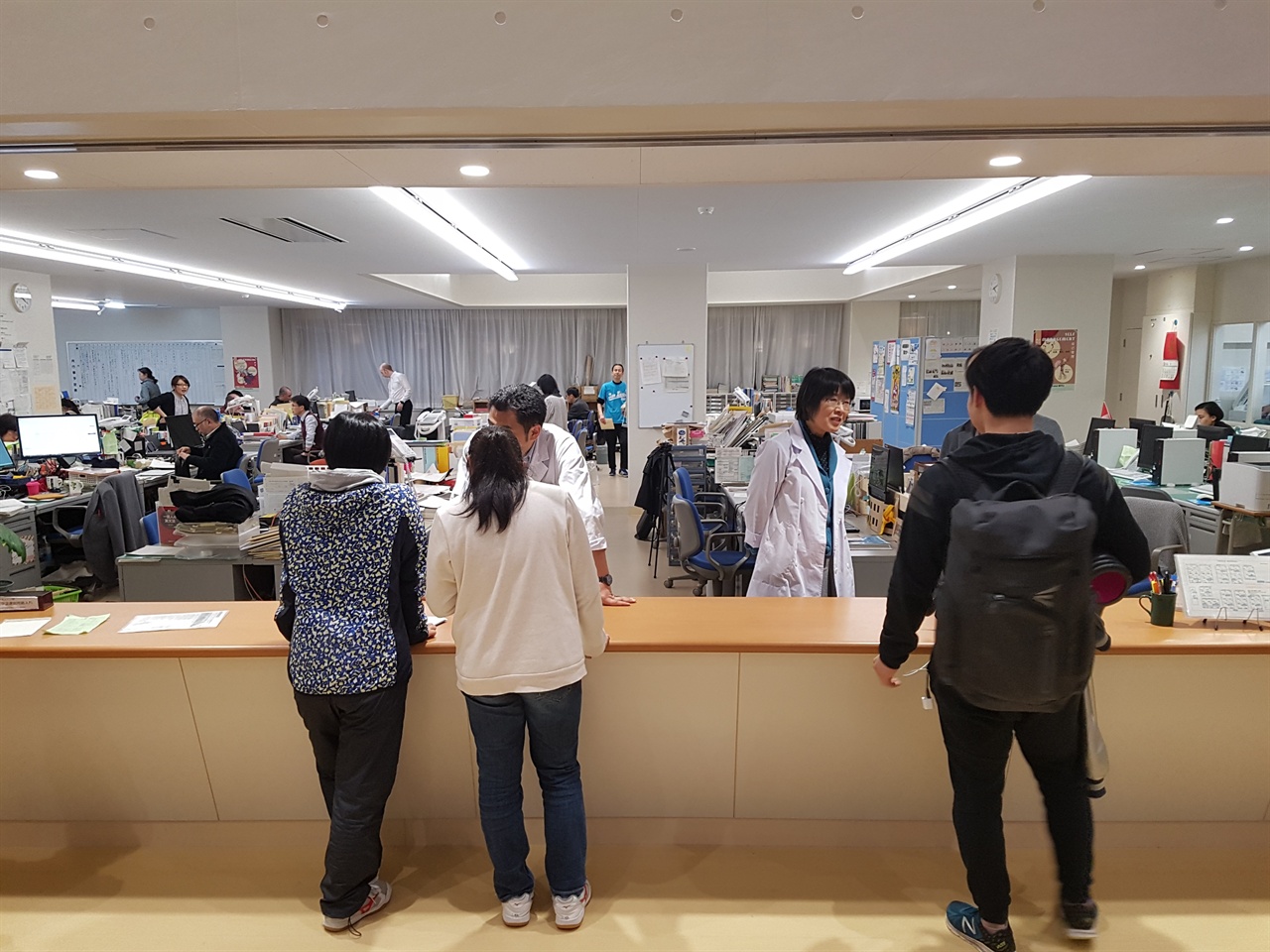 IB 프로그램을 도입한 일본 삿포로 가이세이 중등교육학교의 개방형 교무실. 학생들이 언제든지 교무실로 찾아와 교사들과 소통할 수 있다.