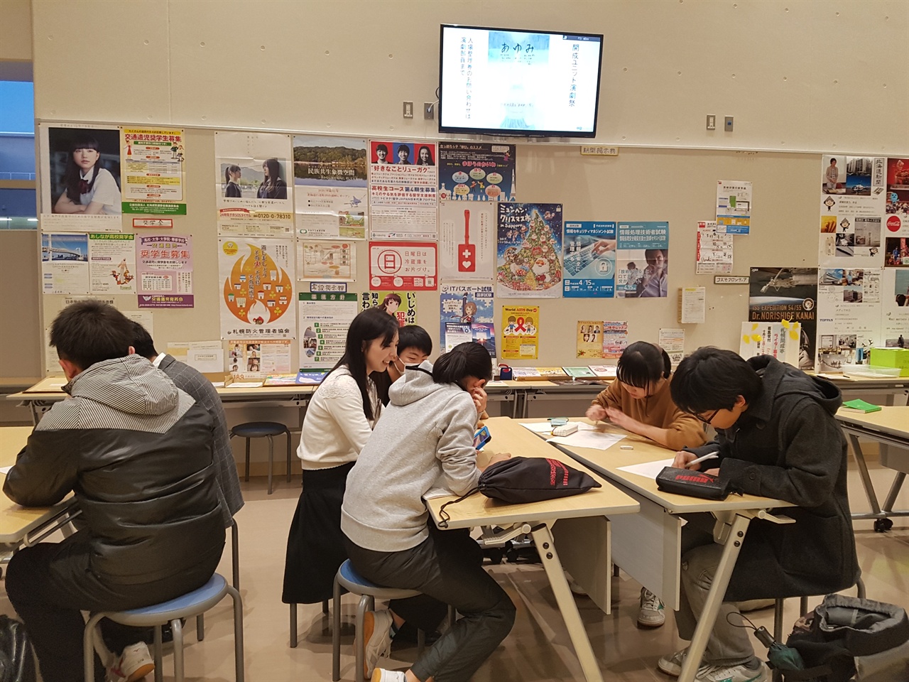 IB 프로그램을 도입한 일본 삿포로 가이세이 중등교육학교 학생들이 개방형 교무실 앞 쉼터에서 교사와 소통하는 장면.