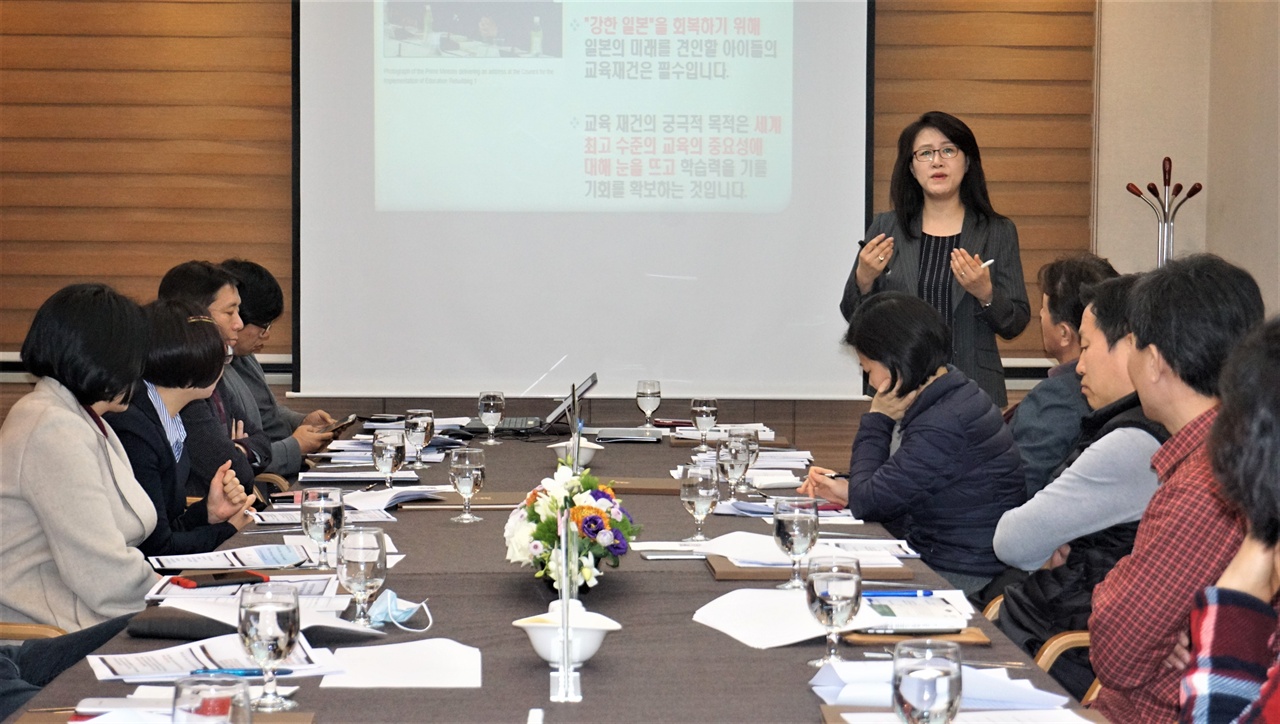 IB 프로그램 연구 발표회 이혜정 교육과혁신연구소장이 서울시교육청 교육정책 간담회에서 발표하는 장면.