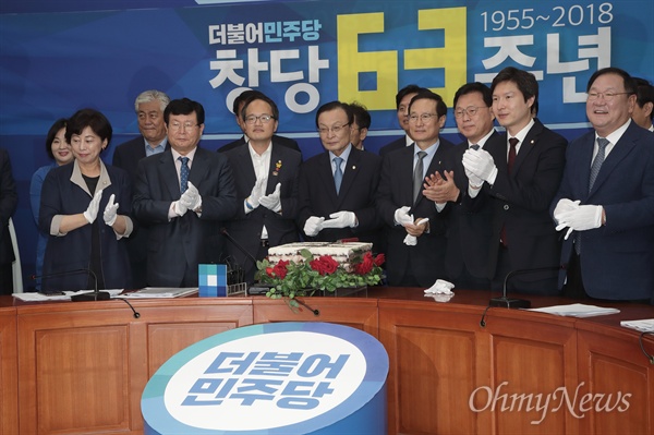 더불어민주당 이해찬 대표와 지도부들이 17일 오전 서울 여의도 국회에서 열린 더불어민주당 창당 63주년 기념식에 참석해 기념 떡을 자른 뒤 박수를 치고 있다.