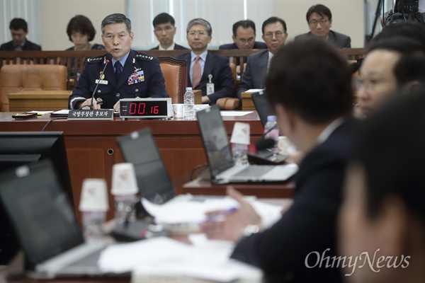 정경두 국방부장관 후보자가 17일 오전 서울 여의도 국회에서 열린 인사청문회에 참석해 의원들의 질문에 답하고 있다.