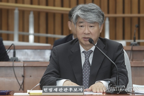 이종석 헌법재판소장 후보자가 17일 오전 서울 여의도 국회에서 열린 인사청문회에 참석해 의원들의 질문에 답하고 있다.