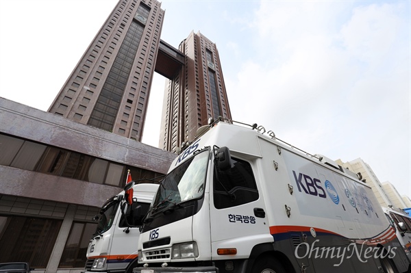 16일 오전 평양 고려호텔앞에 '2018남북정상회담 평양'을 위해 육로를 통해 올라온 KBS 중계차량이 놓여 있다.