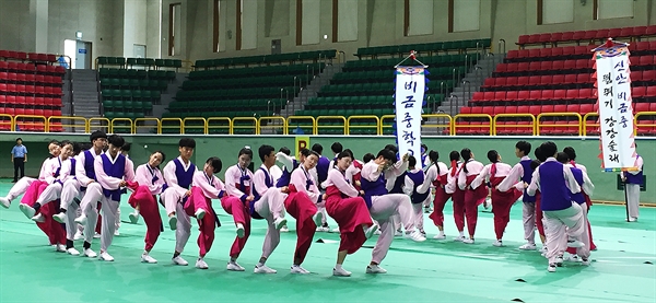 비금중학교 학생들은 '비금뜀뛰기강강술래'로 민속예술축제 대상을 수상했다.