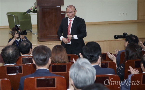 박항서 베트남 축구대표팀 감독이 17일 오전 서울 여의도 국회 의원회관에서 국회의원축구연맹&미래혁신포럼 주최로 열린 초청 대담 행사에 참석해 인사를 하고 있다.