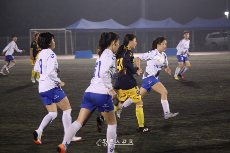  결승전에 임하는 서울대학교 SNUWFC와 한국체육대학교 FC 천마