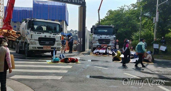 경북대가 기숙사 신축에 나서자 인근 임대 업자들이 공사를 방해하며 도로에 누워 있는 모습.