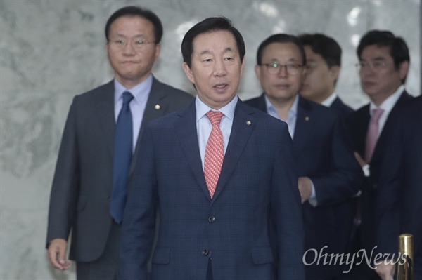 김성태 자유한국당 원내대표가 지난 18일 오전 서울 여의도 국회에서 열린 원내대책회의에 참석하고 있다.