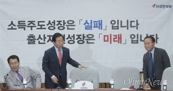 김성태 자유한국당 원내대표가 18일 오전 서울 여의도 국회에서 열린 원내대책회의에 참석하고 있다.