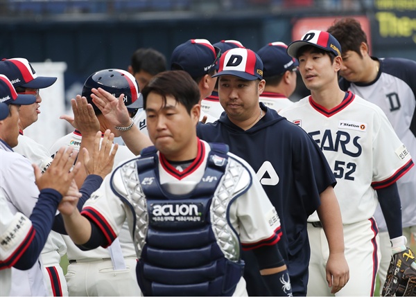 두산 승리 16일 서울 잠실야구장에서 열린 프로야구 두산과 NC의 경기가 두산의 5대1 승리로 끝났다. 경기를 마친 두산 선수들이 기쁨을 나누고 있다. 2018.9.16