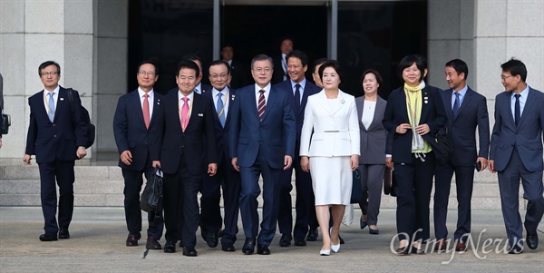 문재인 대통령과 김정숙 여사를 비롯한 여야 대표 등이 18일 오전 남북정상회담이 열리는 평양으로 가기 위해 서울공항에 대기중인 전용기로 향하고 있다.