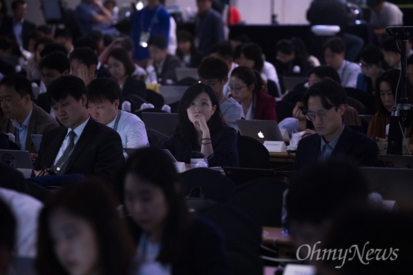  남북정상회담을 위해 문재인 대통령이 평양에 도착한 18일 오전 서울 동대문구 DDP에 마련된 2018남북정상회담평양 프레스센터에 문 대통령이 도착하는 장면이 생중계 되자 화면으로 기자들의 이목이 집중되고 있다. 