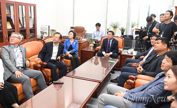 민주평화당 의원 및 당직자들이 18일 오전 국회에서 문재인 대통령 평양 순안공항에 도착한 방송을 시청하고 있다.