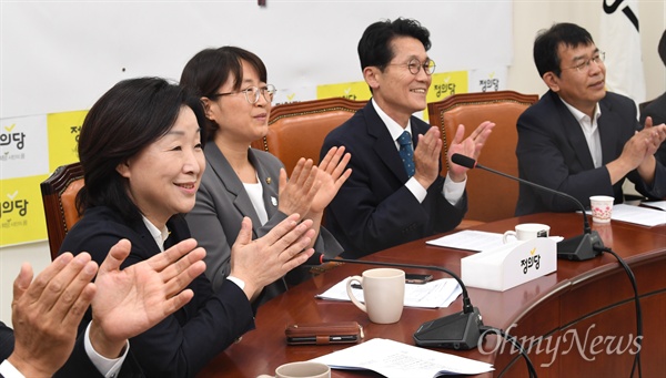  정의당 (왼쪽부터)심상정 ,추혜선,윤소하, 김종대 의원이 18일 국회 당대표실에서 남북정상회담 중계방송을 시청하고 있다.