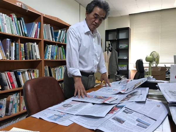 시민들의 의견광고가 실린 신문들을 펼치며 취지를 설명하는 이원영 교수. 참여한 시민들은 광고가 실린 지면을 오려 보관하는 등 자부심을 보인다고 말했다.