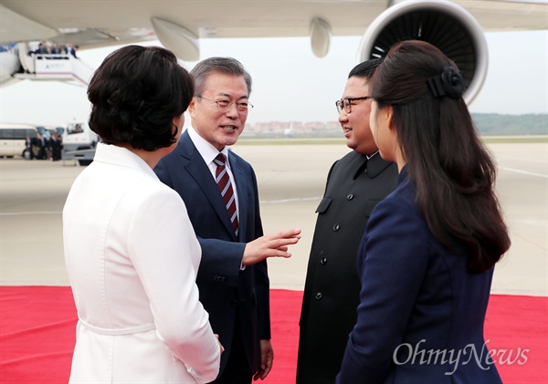 반갑게 인사하는 문재인 대통령 부부와 김정은 위원장 부부 문재인 대통령과 부인 김정숙 여사가 18일 오전 평양 순안공항에 도착해 마중나온 김정은 국무위원장과 부인 리설주 여사와 인사하고 있다.