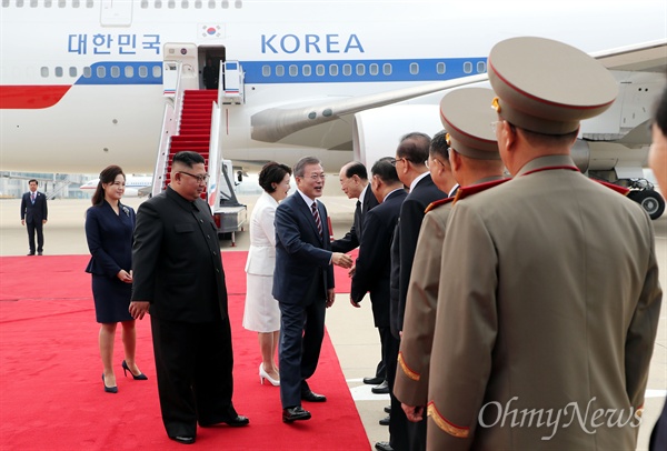 문재인 대통령이 18일 오전 평양 순안공항에 도착해 마중나온 김정은 국무위원장의 안내를 받으며 리선권 북한 조평통 위원장을 비롯한 북측 인사들과 인사하고 있다.