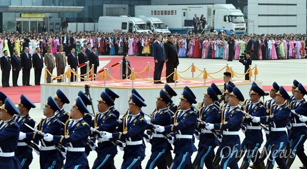 2018남북정상회담 첫날인 18일 평양 순안공항에 도착한 문재인 대통령이 마중 나온 김정은 국무위원장과 함께 분열을 받고 있다.