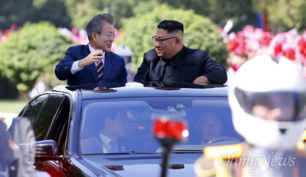 18일 남북정상회담을 위해 평양에 도착한 문재인 대통령이 김정은 국무위원장과 함께 무개차를 타고 평양시내로 이동하며 이야기를 나누고 있다.