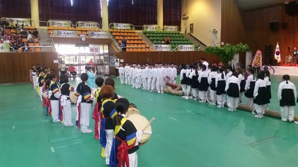 제12회 경기도청소년민속예술제에서 ‘용줄다리기’를 선보인 이천초등학교 학생들, 남자 복장을 한 팀을 수줄, 여자 복장을 한 팀을 암줄이라 한다. 