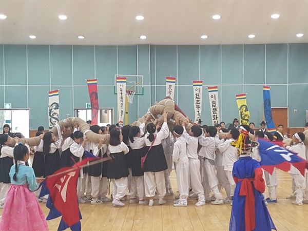  용줄다리기 최연소 재연자인 이천초등학교 4학년 학생들.