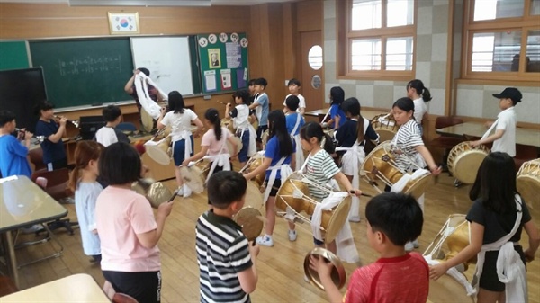 이천초등학교 학생들이 용줄다리기의 한 부분인 풍물을 연습하고 있다. 학생들은 처음 배운 악기지만 계속 연습하다보니 재미있었고 이 과정을 통해  다양한 우리 악기 소리를 알게 됐다고 한다. 