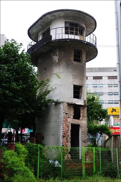 대전형무소 망루. 현재 대전형무소 터에 남아 있는 유적은 이 망루와 우물뿐이다. 