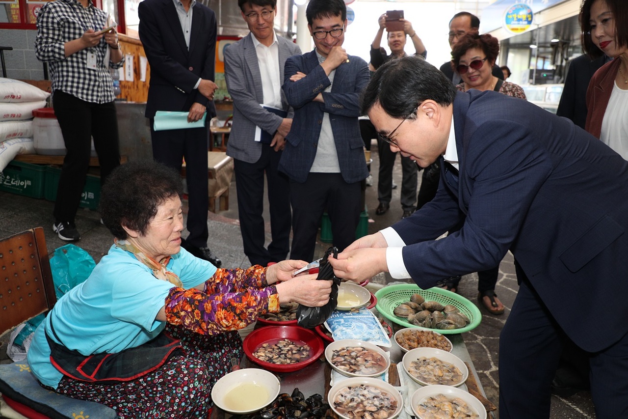 허성무 창원시장은 추석을 앞두고 18일 전통시장인 동마산시장과 마산어시장을 찾았다.