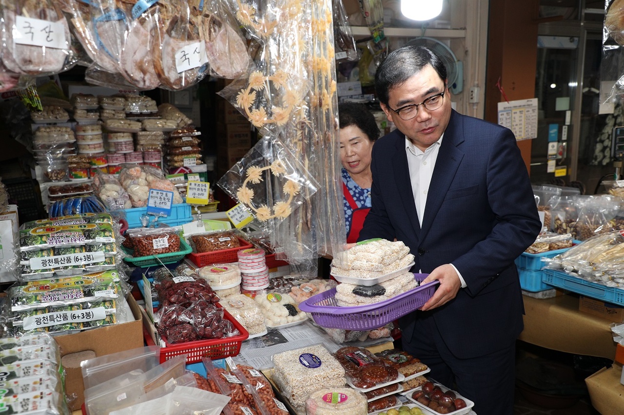 허성무 창원시장은 추석을 앞두고 18일 전통시장인 동마산시장과 마산어시장을 찾았다.