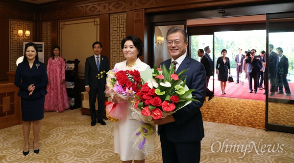 18일 남북정상회담을 위해 평양을 방문한 문재인 대통령과 김정숙 여사가 숙소인 백화원영빈관에 도착해 꽃다발을 받고 있다.