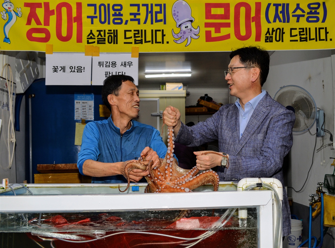 김경수 경남지사는 추석을 앞두고 9월 18일 오후 마산어시장을 찾았다.