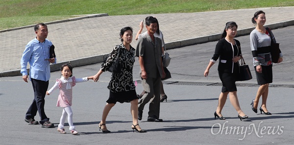 남북정상회담을 위해 문재인 대통령 부부가 북한 평양에 도착했던 2018년 9월 18일 당시, 평양 순안국제공항에서 시내로 향하는 거리의 북한 주민들 모습.