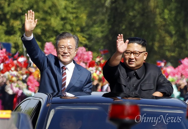 문재인 대통령과 김정은 국무위원장이 2018년 9월 18일 오전 평양 시내를 카퍼레이드 하며 환영하는 평양 시민들에게 손을 들어 인사하고 있는 모습. 