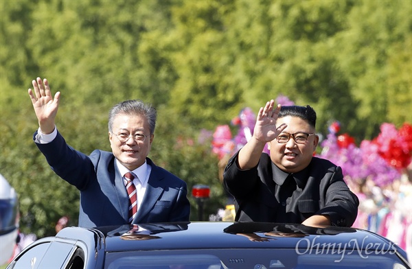 카퍼레이드 하는 문재인 대통령과 김정은 위원장 문재인 대통령과 김정은 국무위원장이 18일 오전 평양 시내를 카퍼레이드 하며 환영하는 평양 시민들에게 손을 들어 인사하고 있다