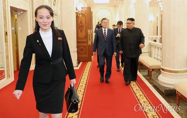 문재인 대통령과 김정은 국무위원장이 2018년 9월 18일 오후 평양 조선노동당 중앙위원회 본부 청사에서 정상회담장으로 이동하고 있다. 앞은 김여정 부부장.