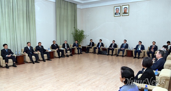 남북정상회담 특별수행단에 포함된 경제인들이 18일 인민문화궁전에서 열린 리용남 북한 내각부총리 면담에 참석해 있다.