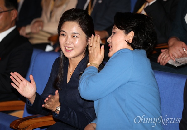 문재인 대통령 부인 김정숙 여사와 북한 김정은 국무위원장 부인 리설주 여사가 18일 오후 평양 음악종합대학을 방문해 오케스트라의 공연을 관람하고 있다.