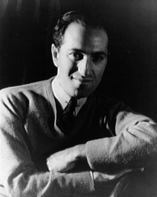  조지 거슈윈 (사진출처: 영문판 위키피디아).  재즈와 클래식을 아우르는 20세기 현대음악을 대표하는 작곡가로 평가받는다.