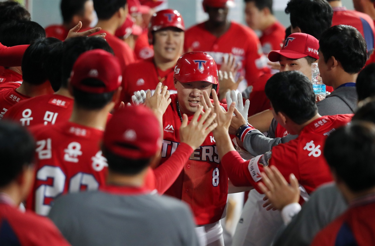  18일 대구삼성라이온즈파크에서 열린 프로야구 KIA 타이거즈와 삼성 라이온즈의 경기. 3회말 1사 만루 때 만루 홈런을 쳐낸 KIA 안치홍이 동료들의 축하를 받고 있다.