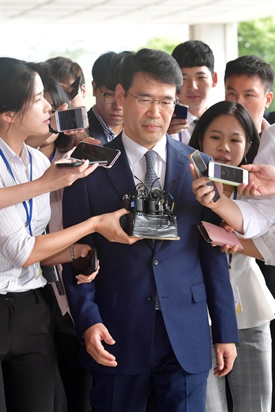 지난 2016년 '정운호 게이트' 수사 당시 법관 비리 수사를 막기 위해 영장심사에 개입한 의혹을 받는 신광렬 서울고등법원 부장판사가 17일 오전 서울 서초구 서울지방검찰청에 피의자 신분으로 조사를 받기 위해 출석하고 있다. 2018.09.17