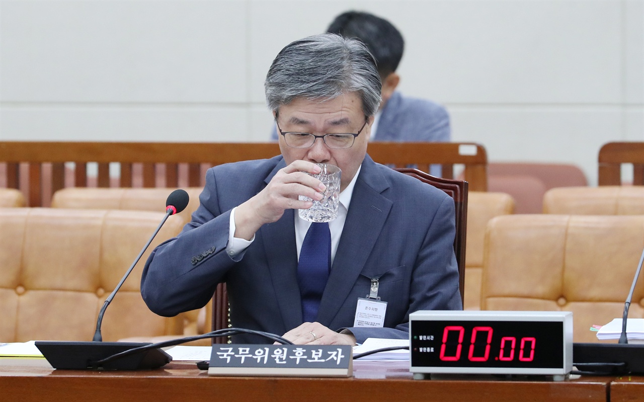 이재갑 고용노동부 장관 후보자가 19일 오전 국회에서 열린 인사청문회에 참석해 물을 마시고 있다. 