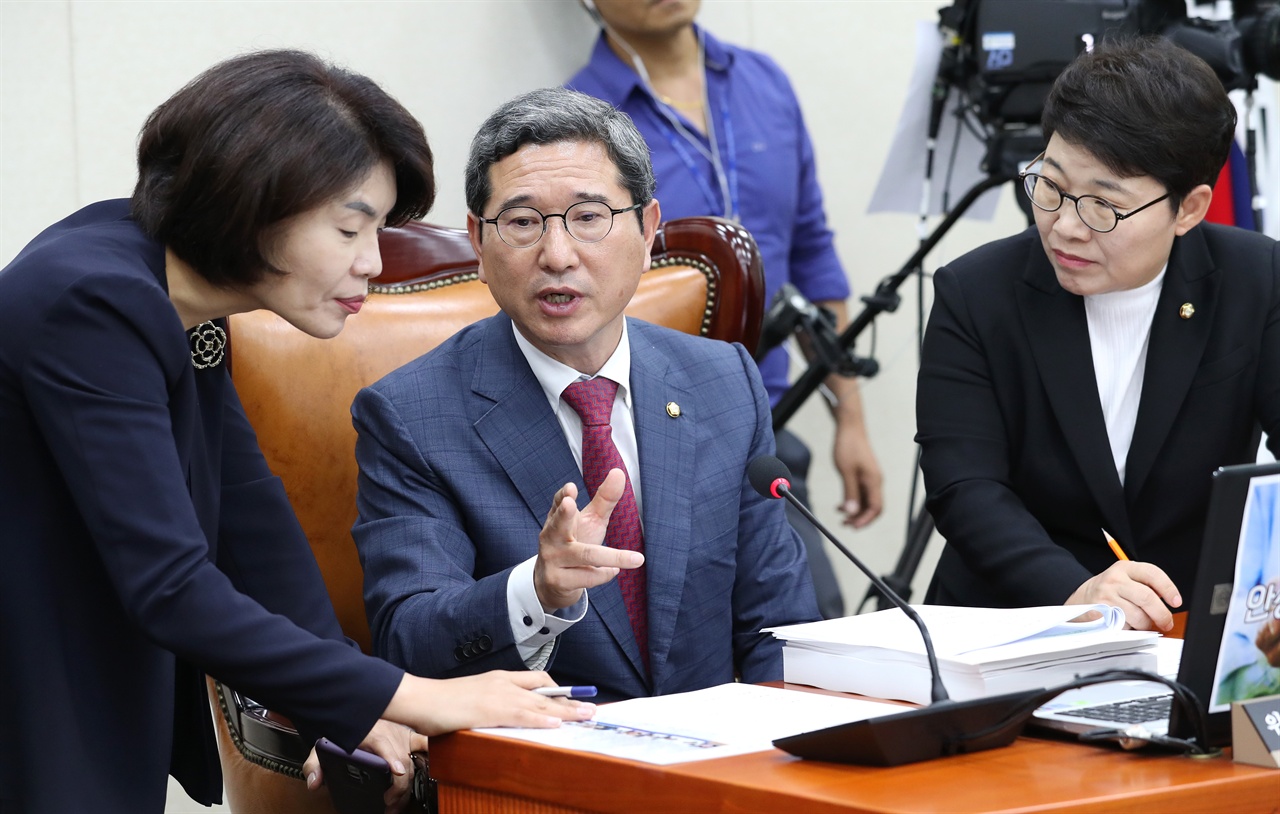 김학용 위원장(가운데)이 19일 오전 국회에서 열린 환경노동위원회 전체회의, 이재갑 고용노동부 장관 후보자 인사청문회에서 한정애(왼쪽), 임이자 간사와 대화하고 있다.