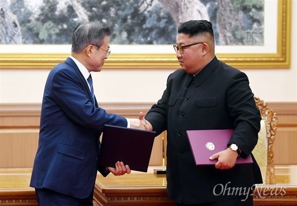 문재인 대통령과 김정은 국무위원장이 19일 오전 평양 백화원영빈관에서 '9월 평양공동선언'에 서명한 뒤 교환하고 있다.