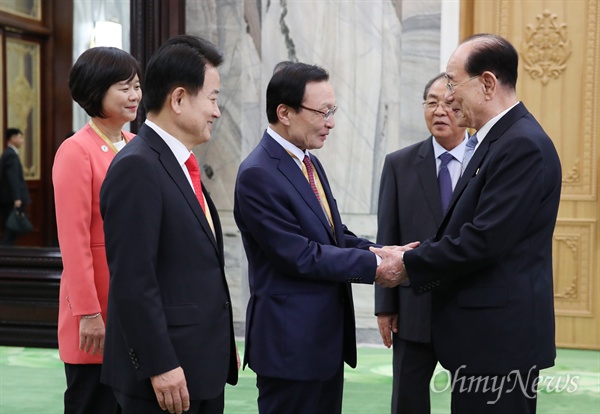 문재인 대통령의 남북정상회담 특별수행원 자격으로 평양을 찾은 여야 3당 대표가 19일 오전 평양 만수대의사당에서 김영남 최고인민회의 상임위원회 위원장과 면담에 앞서 인사하고 있다. 왼쪽부터 이정미 정의당 대표, 정동영 민주평화당 대표, 이해찬 더불어민주당 대표, 안동춘 부의장, 김영남 위원장.