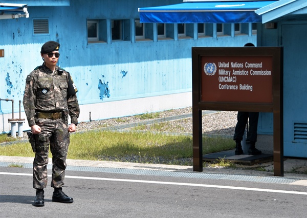 지난 8월 25일 남한 군인이 판문점 공동경비구역에 서있다.